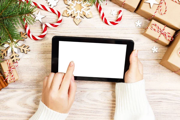 Noel arka plan: erkek eller Noel dekorasyonu ile kaplı rustik ahşap masa üzerinde kopya alanı tabletiyle açıldı kullanır. Üstten Görünüm, düz yatıyordu.