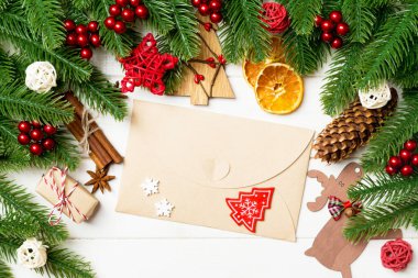 Köknar ağacı dalları, zarf ve ahşap arka planda süslü oyuncaklar. Yeni yıl konsepti.