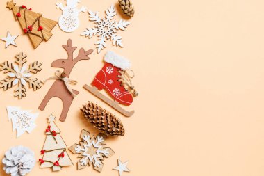 Turuncu arka planda yeni yıl oyuncakları ve dekorasyonları. Tasarımınız için boş alana sahip Noel zamanı kavramı.