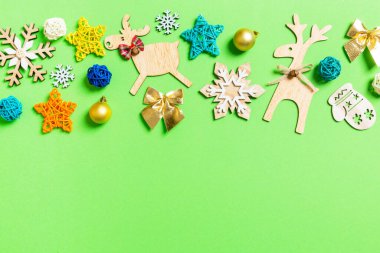 Yeşil arka plan manzarası, yeni yıl oyuncakları ve dekorasyonları. Kopya alanı ile Noel zamanı kavramı.