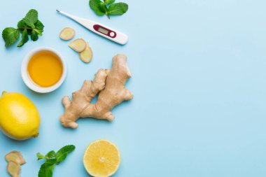 Doğal soğuk algınlığı ve grip ilaçları. Bağışıklık uyarımı ve virüs koruması için doğal malzemeler. Üst görünüm düzlüğü.