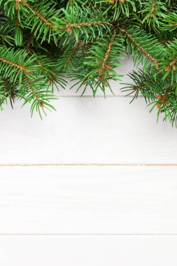 Noel ahşap arka plan köknar ağacı ile. Metniniz için kopya alanı ile üstten görünüm.