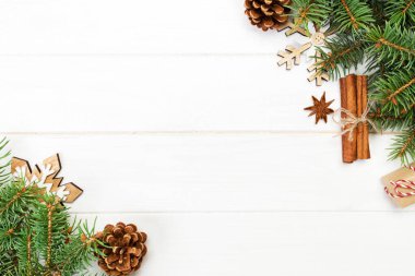 Noel köknar ağacı ve hediye kutusu ahşap masa üzerinde arka plan. Tasarımınız için kopya alanı ile üstten görünüm.