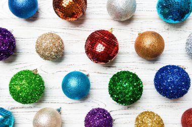 Ahşap arka planda renkli Noel balolarının en üst görüntüsü. Yeni yıl konsepti.