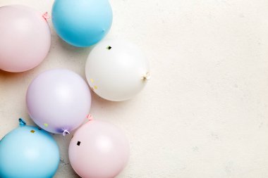 Arka planda yuvarlak balonlar ve konfetilerden oluşan çok renkli balonlar var. Doğum günü partisi geçmişi.