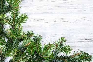 Tahtada süslemesi olan Noel ağacı.