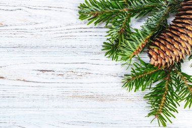 Ahşap arka plan üzerinde koniler ile Noel ağacı dalları.