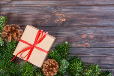 Noel kompozisyon. Noel hediyesi, örgü battaniye, çam kozalakları, çam dalları ahşap beyaz zemin üzerinde. Düz yatıyordu, en iyi görünümü.