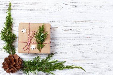 Noel kompozisyon. Noel hediyesi, örgü battaniye, çam kozalakları, çam dalları ahşap beyaz zemin üzerinde. Düz yatıyordu, en iyi görünümü.