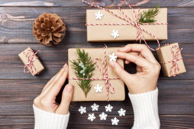 Noel hediye kutusu dekorasyon kadının elleri.