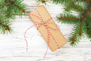 Noel hediyesi vintage tarzı ile şekerler koyu ahşap arka plan üzerinde.