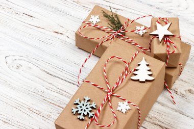 Noel hediyesi ya da yeni yıl arka plan: köknar ağacı dalı, star ve kar tanesi dekorasyon Beyaz ahşap zemin üzerinde.