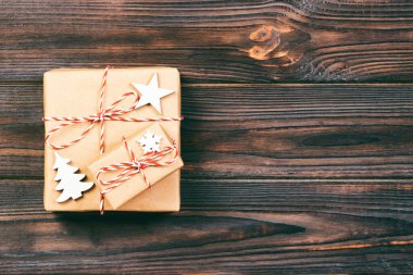 Kar taneleri, yıldız ve ahşap Noel ağacı olan Noel hediyeleri. Yeni yıl konsepti. Ayarlanmış.