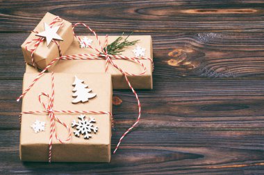 İçinde fotokopi alanı olan Noel hediyesi kutusu. Xmas, ahşap arka planda süslemeli bir kutu sunar. Ayarlanmış.