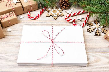 Zarf kağıt üzerinde Noel arka plan - köknar dalı, çam kozalakları, kırmızı kurdele, star ve tatlılar kalp boş levha ile. Senin metin için yer.