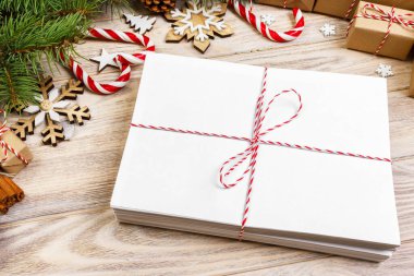 Zarf kağıt üzerinde Noel arka plan - köknar dalı, çam kozalakları, kırmızı kurdele, star ve tatlılar kalp boş levha ile. Senin metin için yer.