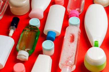 Plastik gövde bakımı şişesi düz kompozisyonu ve renkli arka plan boşluğuna kozmetik ürünler dizayn edilmişti. Beyaz Kozmetik kapları kümesi, kopya alanı ile üst görünüm.