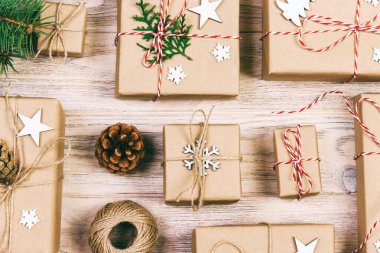 Mutlu Noeller ve yeni yıl konsepti için düz bir nesne. Hediye kutusuyla aksesuarları karıştırın ve Noel sezonu için süslemeler yapın. Ayarlanmış.