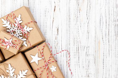 Ahşap masa üzerinde Noel hediye kutuları. Kopya alanı ile Üstten Görünüm.