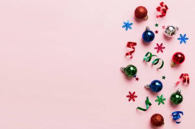 Christmas composition. a pattern of christmas balls on colored background. Flat lay, top view New year decor.