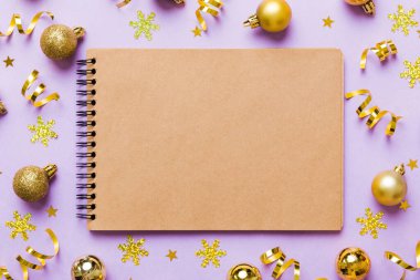 Noel boş tebrik kartı sahnesi. Noel oyuncağı ve kağıt kart notundan yapılmış yaratıcı bir düzen. Düz yatıyordu. Doğa Yeni Yıl Konsepti.