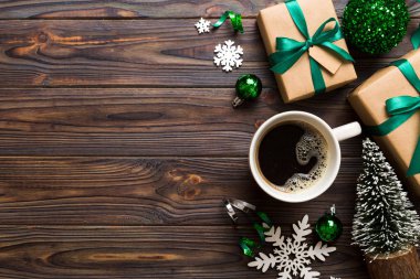 Seramik bir fincanda nefis bir sabah kahvesi içinde küçük hediyeler, süsler ve xmas oyuncakları. Bir fincan kahve ve yeni yıl oyuncakları..