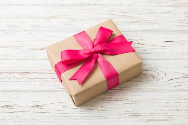 Paketlenmiş Noel ya da renkli kurdeleli el yapımı el yapımı diğer Noel hediyeleri. Hediye kutusu, hediye süslemesi, kopya alanı ile üst görünüm.
