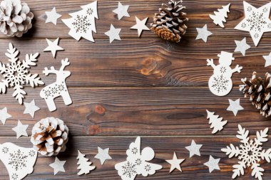 Ahşap arka planda Noel süsleri ve oyuncaklarının en üst görüntüsü. Uzayı kopyala Tasarımın için boş bir yer. Yeni yıl konsepti.