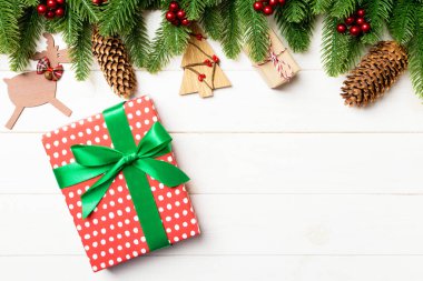 En iyi köknar ağacı manzarası, yeni yıl süslemeleri ve ahşap arka planda hediye. Kopya alanı ile Noel kavramı.