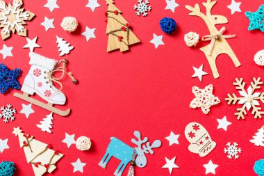 Kırmızı Noel arkaplanındaki en iyi tatil oyuncakları ve dekorasyonları. Kopya alanı ile Yeni Yıl konsepti.