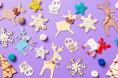 Mor arka planda şenlikli dekorasyon ve oyuncaklar. Mutlu Noeller..