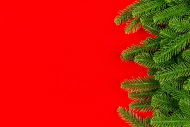 Yeşil köknar dallarından yapılmış renkli arkaplan manzarası. Kopya alanı olan yeni yıl tatili kavramı.