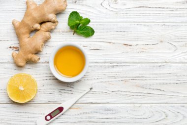 Doğal soğuk algınlığı, grip ilaçları ve termometre. Bağışıklık uyarımı ve virüs koruması için doğal malzemeler. Üst görünüm düzlüğü.