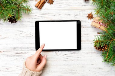 Noel online alışveriş. El değmek perde tablet, ahşap Bankamatik, kopya alanı üzerinde üstten görünüm. Kış tatil satış arka plan.