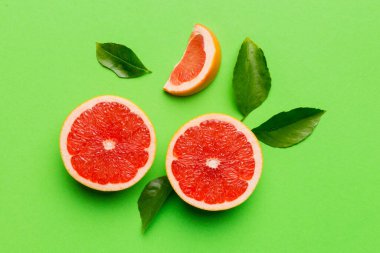 Renkli arka planda sulu greyfurt dilimli taze meyve greyfurdu. Üst Manzara. Uzayı kopyala yaratıcı yaz konsepti. Minimum düzlükte turunçgillerin yarısı kopyalama alanı ile yatar.