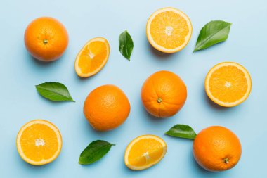Renkli arka planda taze portakal dilimlerinin meyve deseni. Üst Manzara. Uzayı kopyala yaratıcı yaz konsepti. Minimum düzlükteki turunçgillerin yarısı.