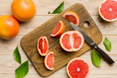 Renkli arka planda taze meyve greyfurt dilimleri. Üst Manzara. Uzayı kopyala yaratıcı yaz konsepti. Minimum düzlükte turunçgillerin yarısı kopyalama alanı ile yatar.