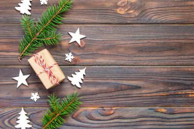 Noel hediye kutusu şerit rustik arka plan üzerinde kopya alanı ile üstten görünüm ile geri dönüşümlü kağıt sarılı. Tatil kavramı.