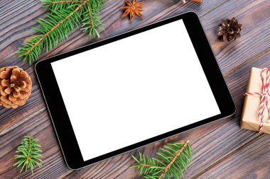 Dijital tablet kadar app tanıtımı için rustik Noel ahşap arka plan süslemeleri ile alay. kopya alanı ile üstten görünüm.