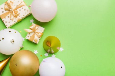 Renkli balon, hediye ve konfeti ile tatil geçmişi. Düz yatış stili. Kopya alanı olan doğum günü veya parti tebrik kartı.