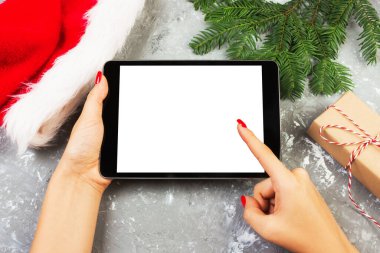 holding arka plan Christmas dekorasyon bilgisayarda, eller manifatura, mockup şablonları ev, bizzat tablet teknolojisi kullanan kız.