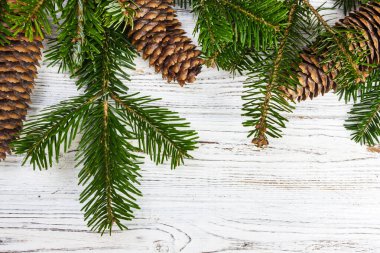 Ahşap arka plan üzerinde koniler ile Noel ağacı dalları.