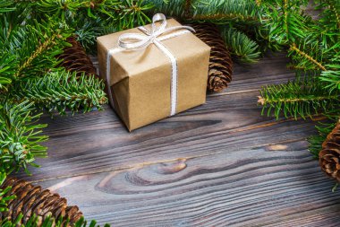 Noel ağacı hediye kutusu ve ahşap arka planda harfler için süslemeler..