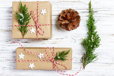 Arka plan, Noel ve yeni yıl düz kompozisyon Xmas süslemeleri ve çam dalları, düz yatıyordu yapılmış.