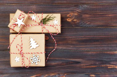 Craf kağıt dekore edilmiş kar taneleri ve ahşap masa Star'da üç şenlikli kutularında. Üstten Görünüm.