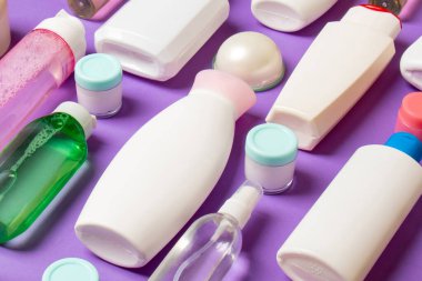 Plastik gövde bakımı şişesi düz kompozisyonu ve renkli arka plan boşluğuna kozmetik ürünler dizayn edilmişti. Beyaz Kozmetik kapları kümesi, kopya alanı ile üst görünüm.
