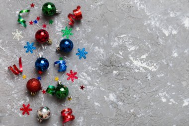 Christmas composition. a pattern of christmas balls on colored background. Flat lay, top view New year decor.