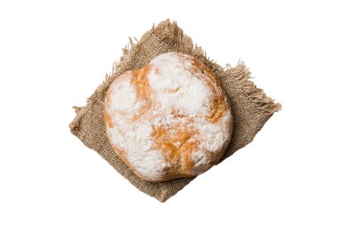 Taze ev yapımı tam buğday ekmeği. Beyaz arka planda izole edilmiş peçetedeki ekmek, taze ekmek üst görünümü.