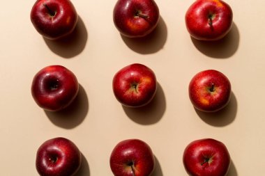 Renkli arka planda bir sürü kırmızı elma, üst manzara. Görüş üzerinde taze elma ile sonbahar deseni.