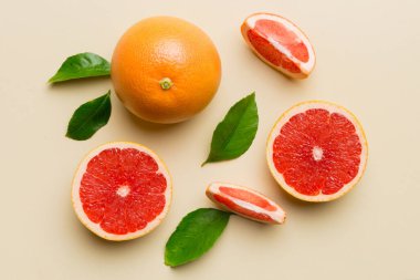 Renkli arka planda sulu greyfurt dilimli taze meyve greyfurdu. Üst Manzara. Uzayı kopyala yaratıcı yaz konsepti. Minimum düzlükte turunçgillerin yarısı kopyalama alanı ile yatar.